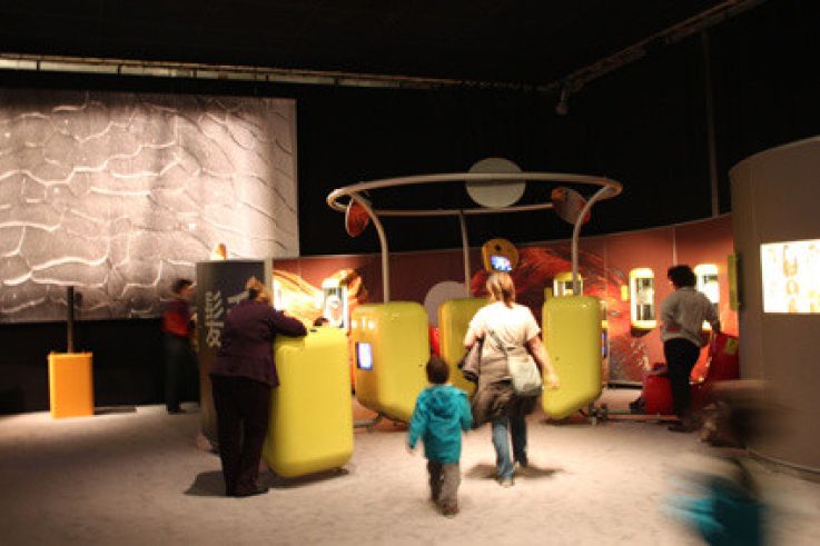 Le cheveu, de mèche avec la science au Palais de la Découverte