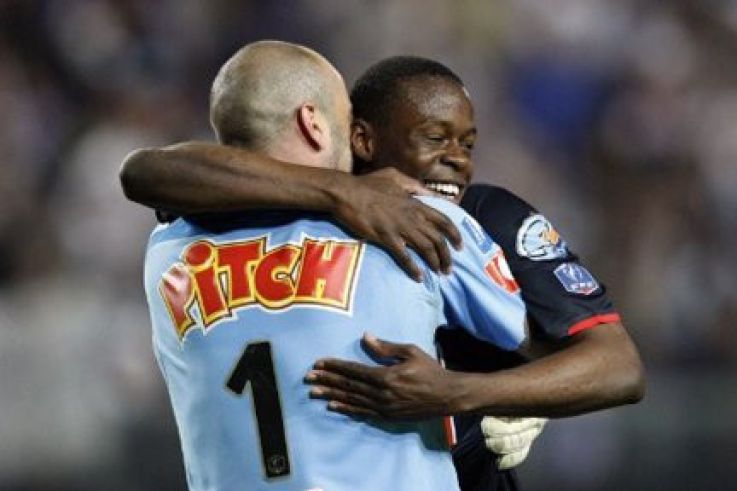 Yannick Boli dans les bras de son gardien JÃ©rÃ´me Alonzo aprÃ¨s la victoire du Paris St-Germain sur Amiens en demi-finale de Coupe de France. CouronnÃ© de succÃ¨s dans les Coupes et poussif en championnat, le Paris Saint-Germain offre cette saison un visage paradoxal. Un doublÃ© Coupe de la Ligue-Coupe de France reste possible mais il aura bien mauvais goÃ»t si le club de la capitale, menacÃ© de relÃ©gation Ã  deux journÃ©es de la fin, se retrouve en Ligue 2. /Photo prise le 6 mai 2008/REUTERS/Charles Platiau