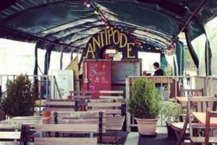 Yog'n'brunch sur les flots à la Péniche Antipode