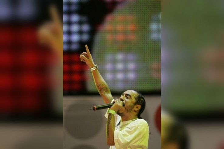 Brazil's rapper Marcelo D2 performs at the Live Earth concert on Copacabana beach in Rio de Janeiro, Saturday, July 7, 2007.  The concert is part of a 24-hour series spanning seven continents to raise awareness about global warming. (AP Photo/Silvia Izquierdo)