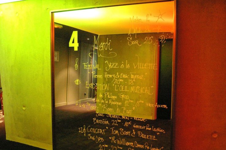 Inscriptions sur miroir sur chacun des palliers