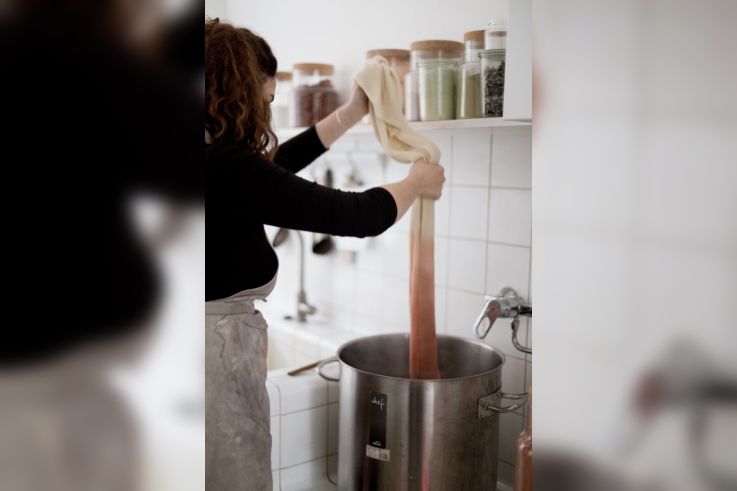 Un atelier d'initiation aux teintures végétales pour les enfants