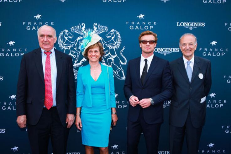 ©Regis Grman – Simon Baker, entouré de Bertrand Bélinguier, Président de France Galop, accompagné de son épouse. Aux côtés de Walter Von Känel, Président de Longines
