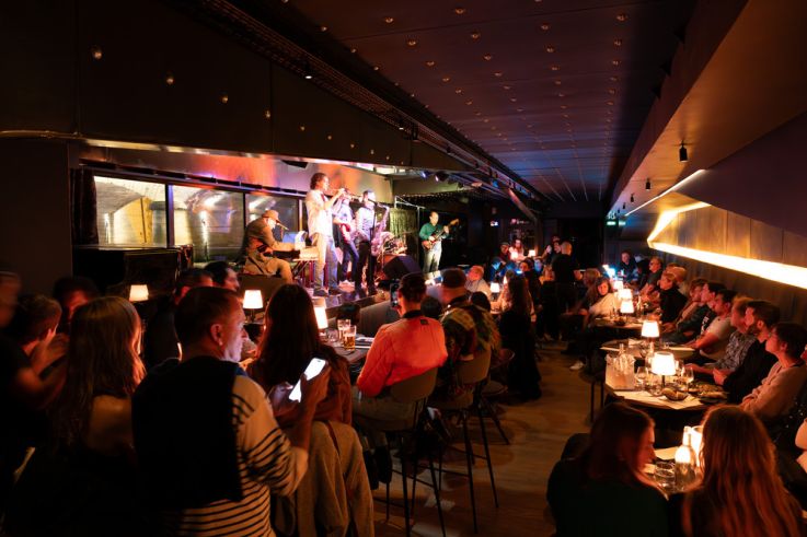 Saint-Valentin 2024 : diner-concert romantique à bord d'une péniche jazzy au pied de Notre-Dame