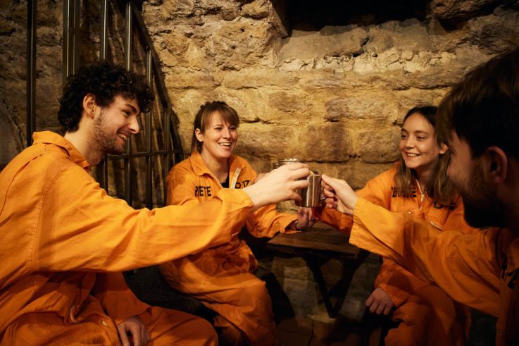 Perpette, une expérience cocktail immersive au cœur d'une prison à Paris 