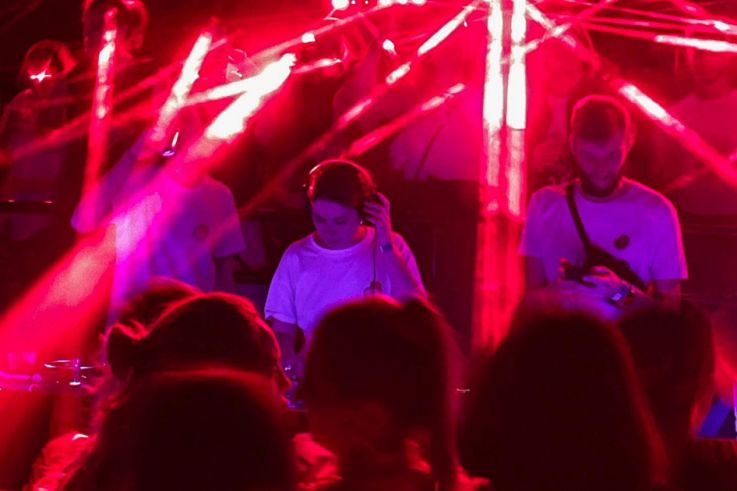 Be Rave X Gaspacho Record, la soirée groovy qui prolonge l'été au Petit Bain à Paris