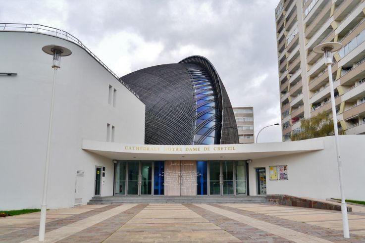 Cette cathédrale aux portes de Paris a des airs de vaisseau spatial