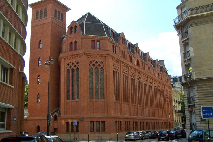 Une chapelle atypique en brique au cœur de Paris