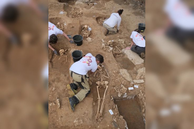 Visite d'un chantier de fouilles au cœur d'une nécropole pour les Journées de l'Archéologie