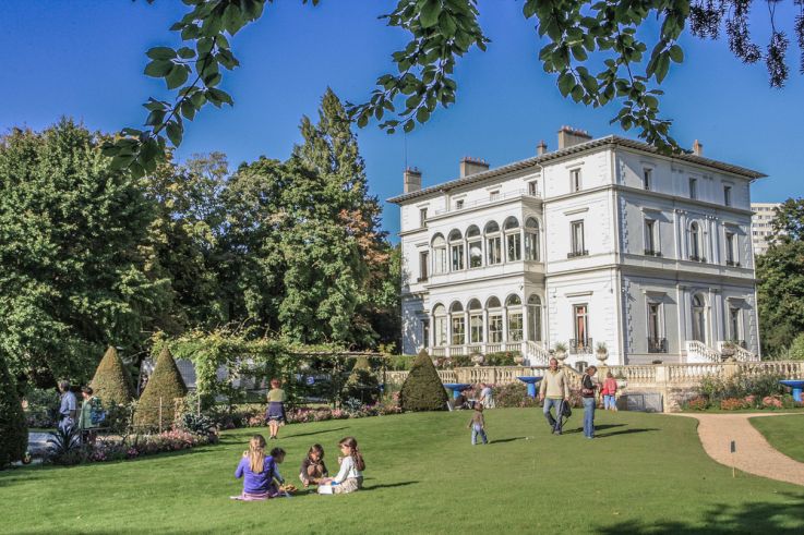 En région parisienne, ce beau jardin à l'anglaise dominé par une villa à l'italienne attire les flâneurs