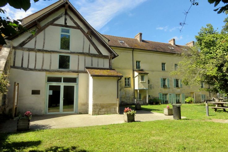 Caché dans un village d'artiste, cet ancien moulin à eau abrite un musée
