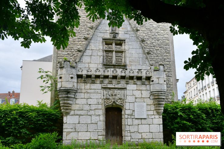 D'où vient cette intrigante façade de la renaissance plantée dans un jardin municipal ?