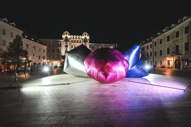 Nuit Blanche 2026 : Des diamants géants s'installent dans la cour de la mairie du 9e à Paris