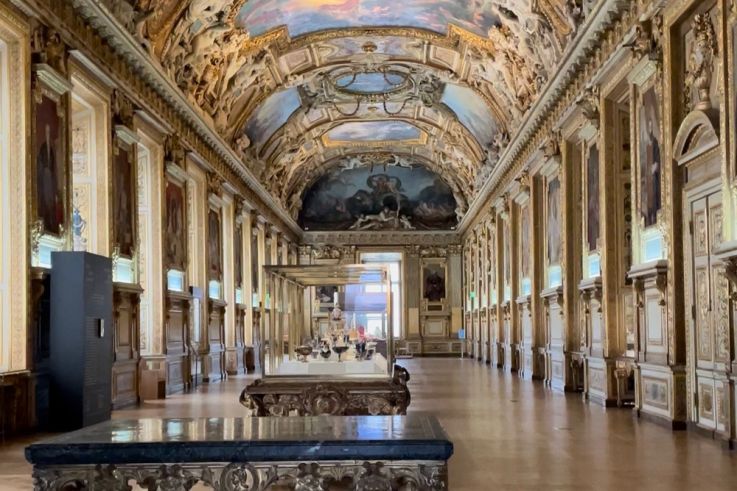 Musée du Louvre : Pourquoi la galerie d'Apollon est-elle considérée comme l'ancêtre de la galerie des Glaces de Versailles ?