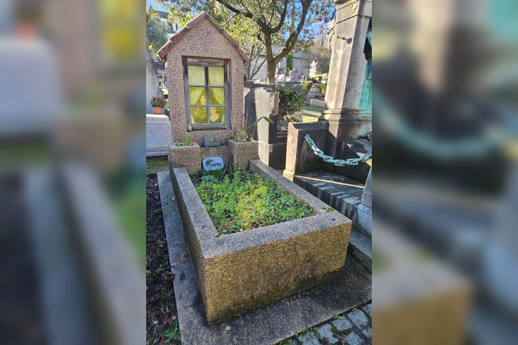 À Paris, cette tombe insolite prend la forme d’une maisonnette avec ses occupants à la fenêtre