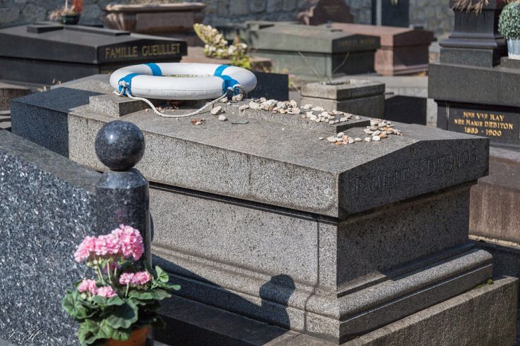 Que fait cette bouée sur cette tombe du cimetière de Montparnasse ?