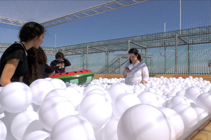 Une piscine à balles sur la Tour Montparnasse