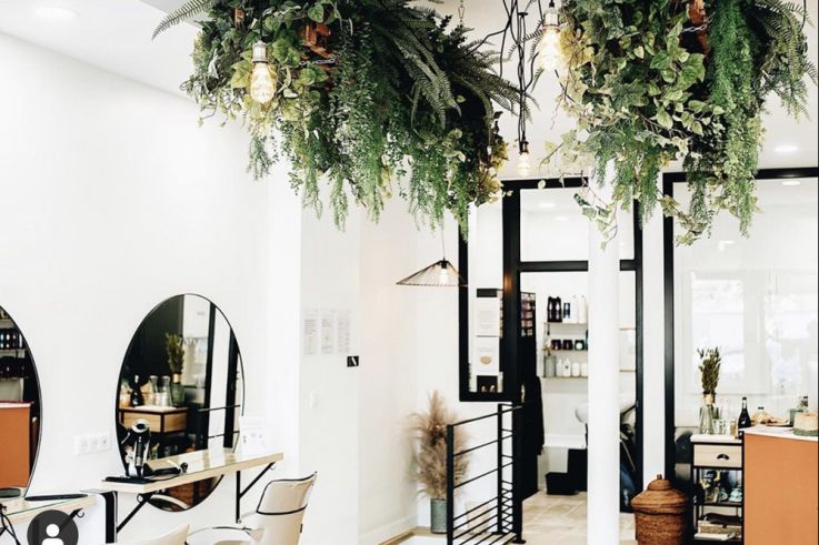 Ce salon de coiffure parisien propose des formules gourmandes pour le petit-déjeuner ou l'apéro
