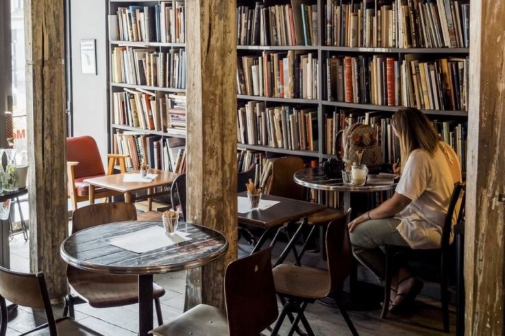 Nuances, un bar à cocktails canon au cœur d'une bibliothèque parisienne