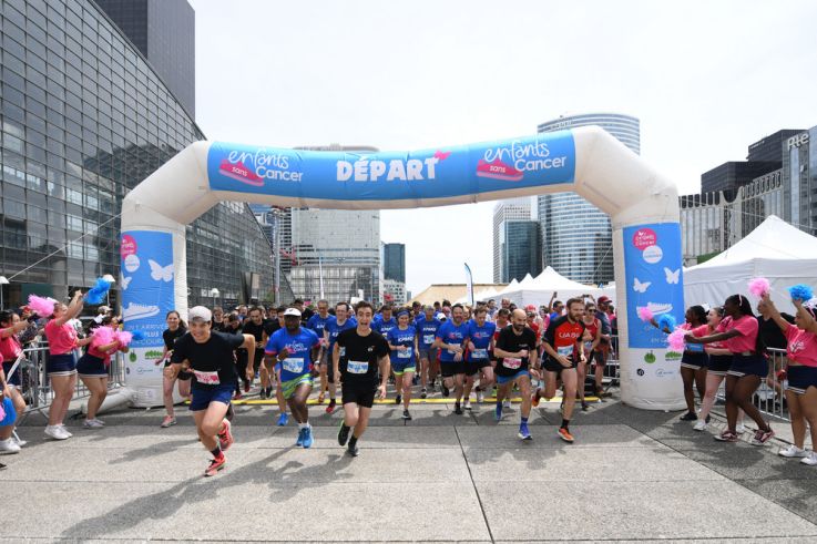 La course solidaire Enfants sans Cancer City par Imagine Margo à La Défense