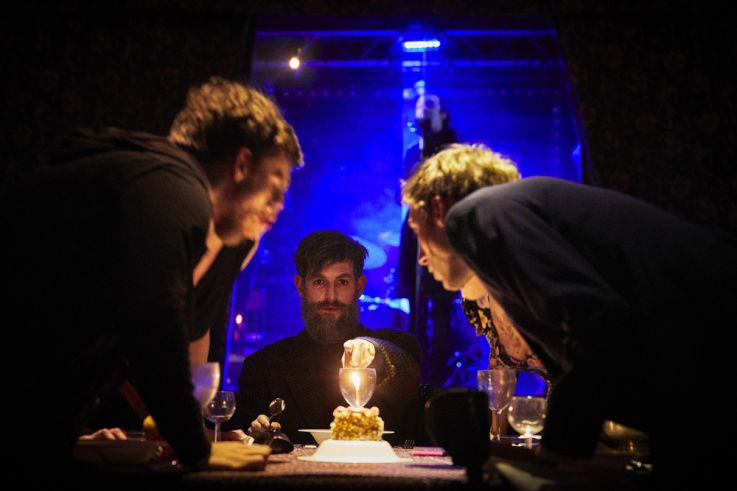 Le cirque électrique et son nouveau spectacle : Four corners of a square with its center lost