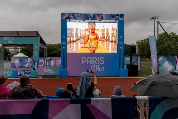 Jeux Olympiques : Aya Nakamura sur le Pont des Arts, l'icône devenue virale sur les réseaux sociaux