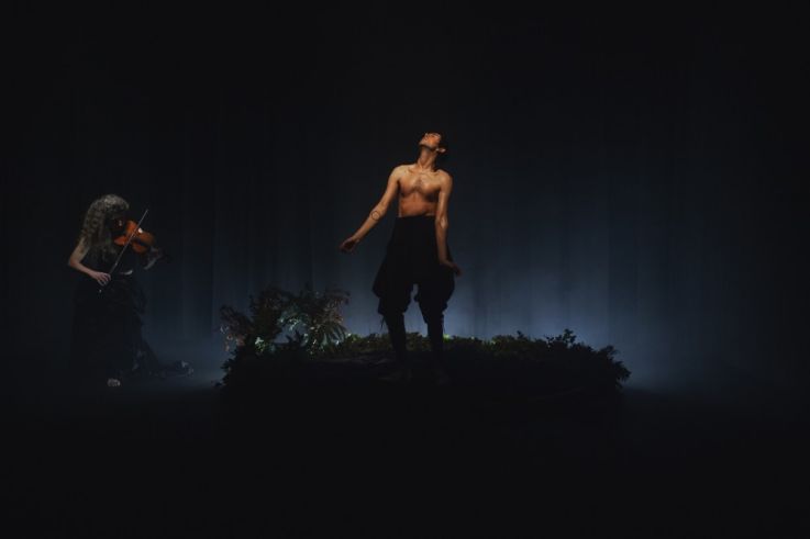 Analphabet : le pièce queer et poétique d’Alberto Cortés au Théâtre de la Bastille