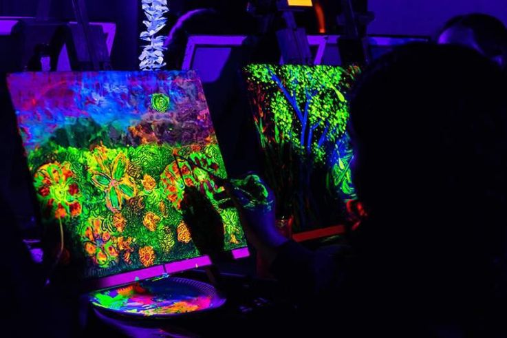Paint Me Up à Paris : l'atelier peinture avec lumière UV dans le 5e arrondissement
