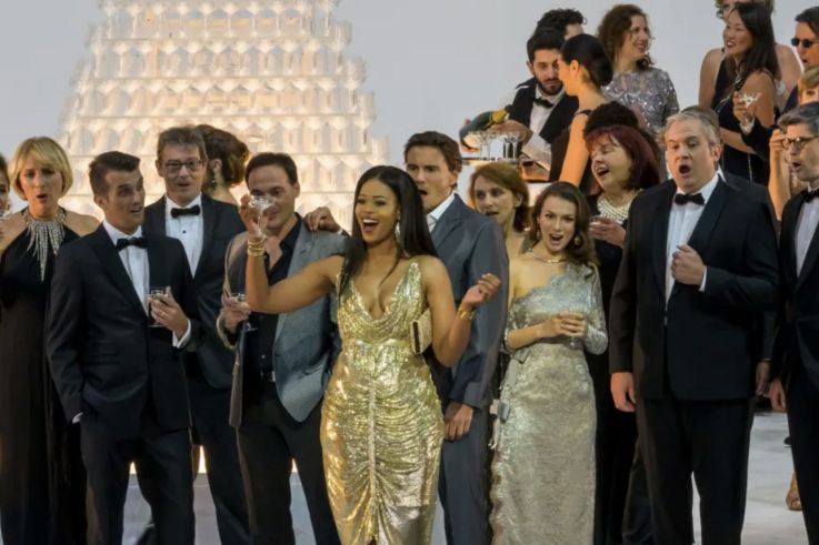 La Traviata à l’Opéra Bastille : l’opéra de Verdi réinventé à l’ère des réseaux sociaux