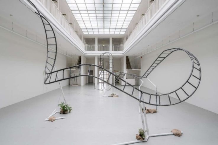 Jesse Darling au Palais de Tokyo : une exposition immersive entre ruines et récits oubliés