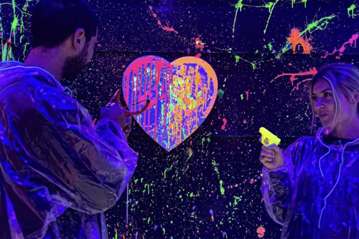 Saint-Valentin à Paris : un atelier de peinture en duo sous UV chez Paint Invaders