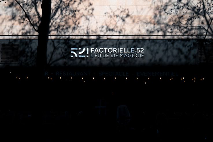 Restaurant magique à Paris : Factorielle 52, le bar-spectacle du 13e arrondissement