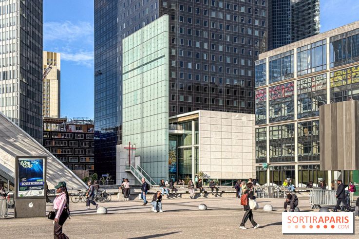 Cette église moderne, au milieu des gratte-ciel, surprend par son architecture