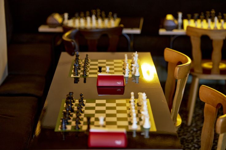 ce speakeasy dans un restaurant vous propose de jouer aux échecs