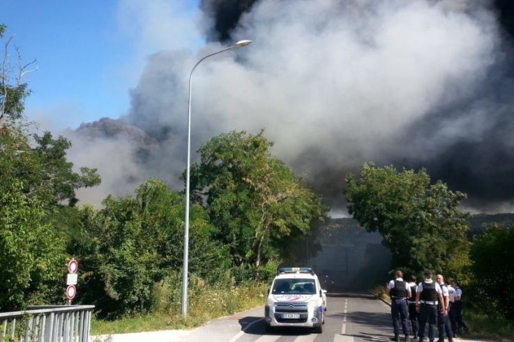 [En direct] un violent incendie fait rage dans un entrepôt de Meaux