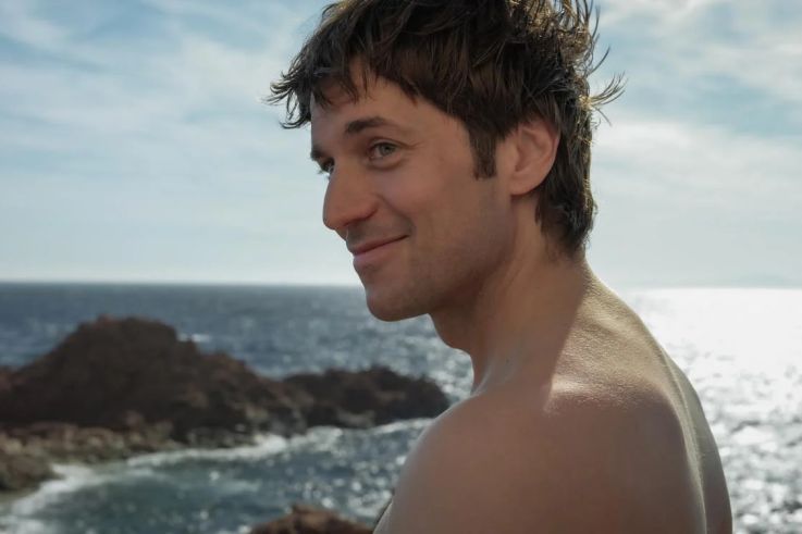 Libre : Lucas Bravo incarne Bruno Sulak, l’Arsène Lupin moderne, dans le biopic de Mélanie Laurent sur Prime Video
