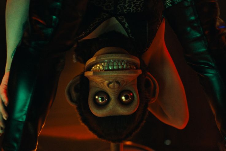 The Monkey : Theo James et Elijah Wood dans l'adaptation horrifique d'Osgood Perkins