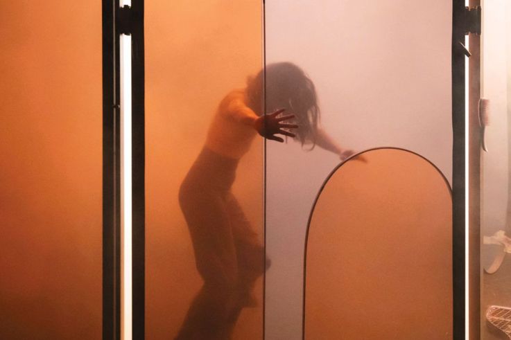 Mémoire de fille : adaptation contemporaine au Théâtre des Abbesses