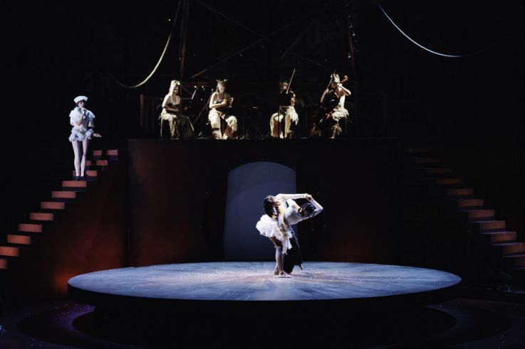 Le petit cirque : création familiale aux Bouffes du Nord