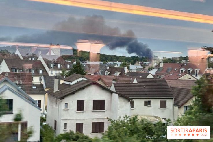 Yvelines : un important incendie en cours au sud de Paris, un impressionnant panache de fumée visible à des kilomètres