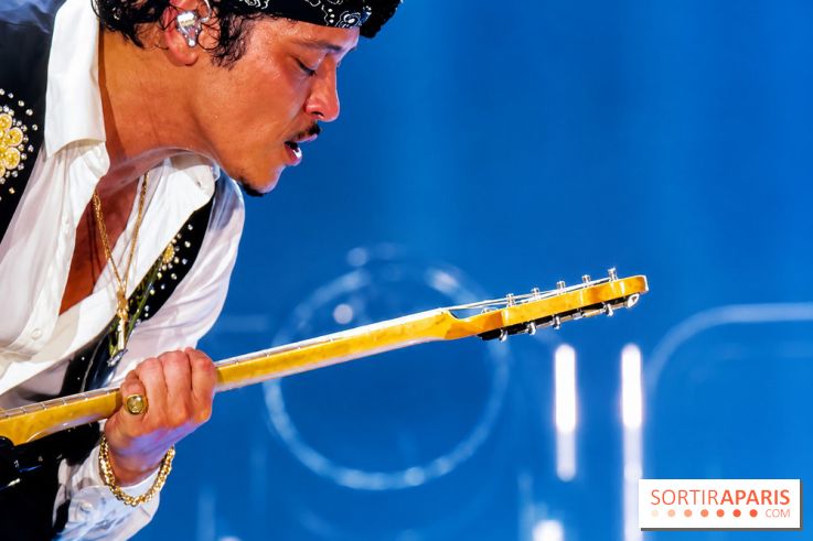 Bruno Mars, guitare en main au Stade de France