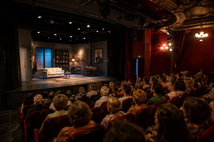 Salle de théâtre parisienne avec décor de scène