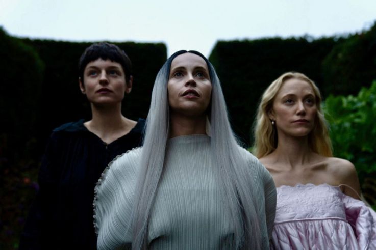 Les 100 nuits de Héro: Emma Corrin, Felicity Jones, Maika Monroe