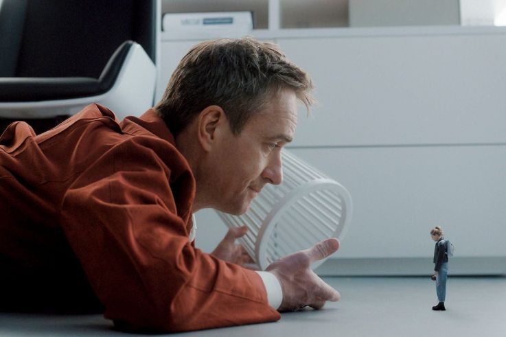 Miniature Wife sur CANAL+ : Elizabeth Banks rétrécit dans une série de couple absurde