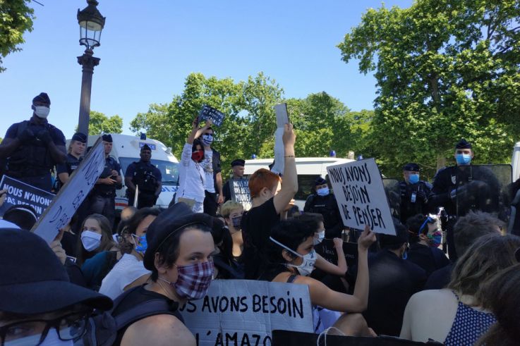 Paris : manifestation d'Extinction Rebellion sur les Champs-Elysées, 58 personnes verbalisées  