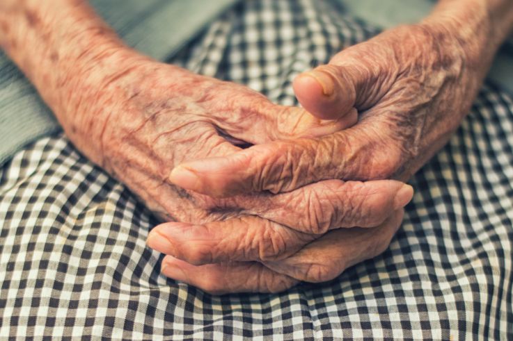 Covid : le protocole dans les Ehpad assoupli pour les fêtes de fin d'année 