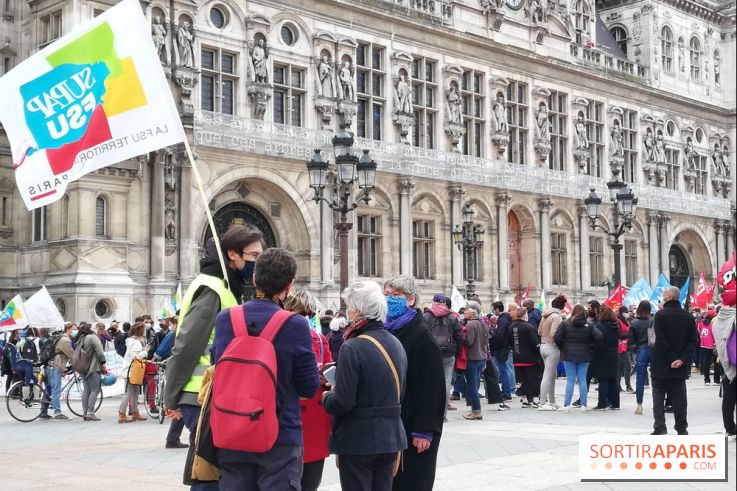 Manifestation des agents parisiens contre l'augmentation du temps de travail devant l'Hôtel de Ville
