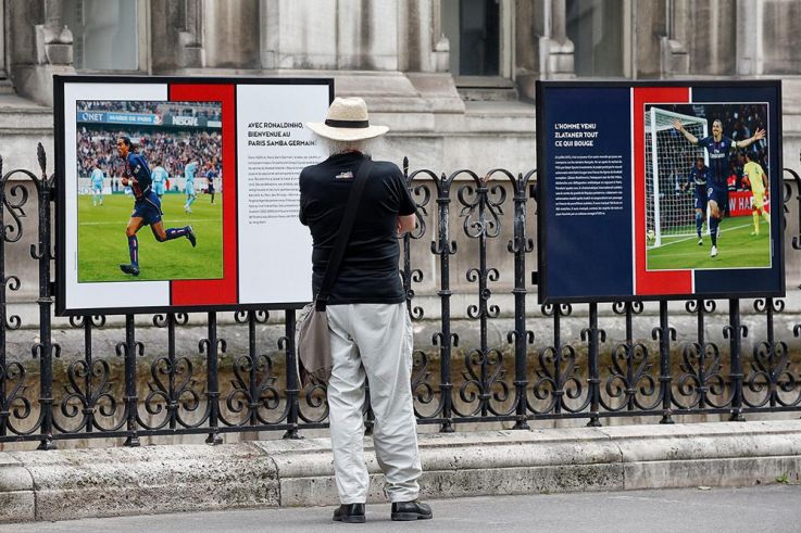 Le PSG célèbre ses 50 ans avec une exposition photo sur les grilles de l'Hôtel de Ville à Paris