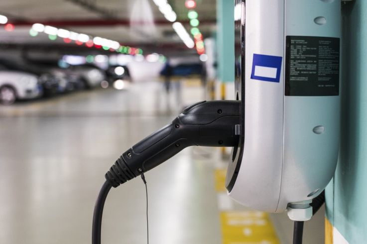 À Paris, une station-service de bornes électriques ouvre en dessous de l'Hôtel de Ville
