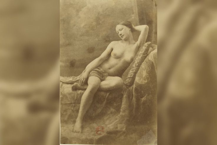 Eugène Durieu / Nu féminin assis sur un divan